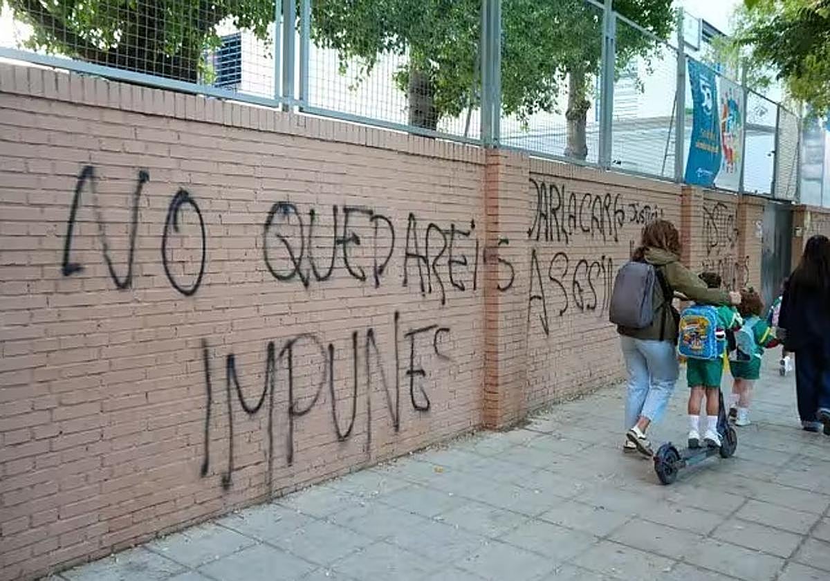 Pintadas en la fachada del Colegio Irlandesas Loreto de Sevilla.
