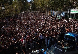 Saiko llena el centro de Granada en una actuación sorpresa.