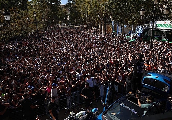 Saiko llena el centro de Granada en una actuación sorpresa.