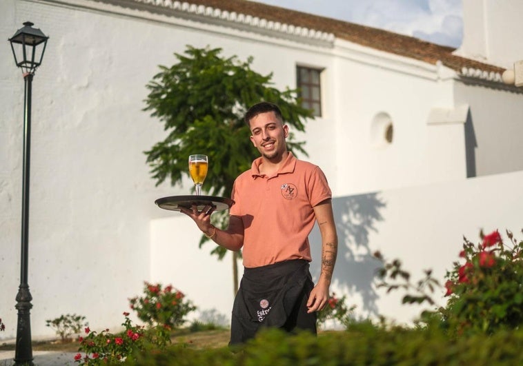 El joven que ha abierto un bar en un pueblo de 493 habitantes y da hasta 50 comidas al día