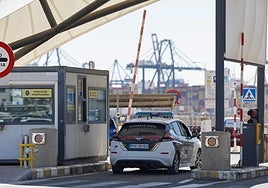 Patrulla de la Guardia Civil en el puerto.