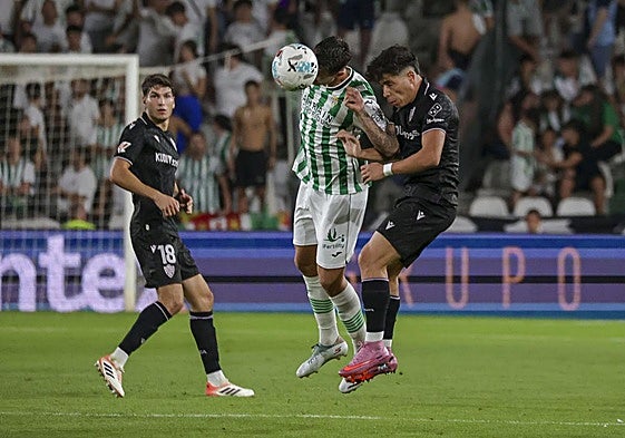 Bonini observa la lucha por el balón entre Isma Ruiz y Nico Melamed