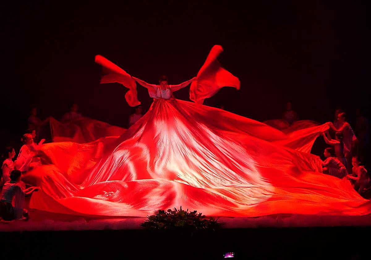 Imagen principal - Berja se vuelca con Argar en la V Gala Berjarte a través de un teatro lleno de público, arte y emoción