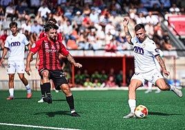 Adri Paz intenta un disparo durante la primera mitad.