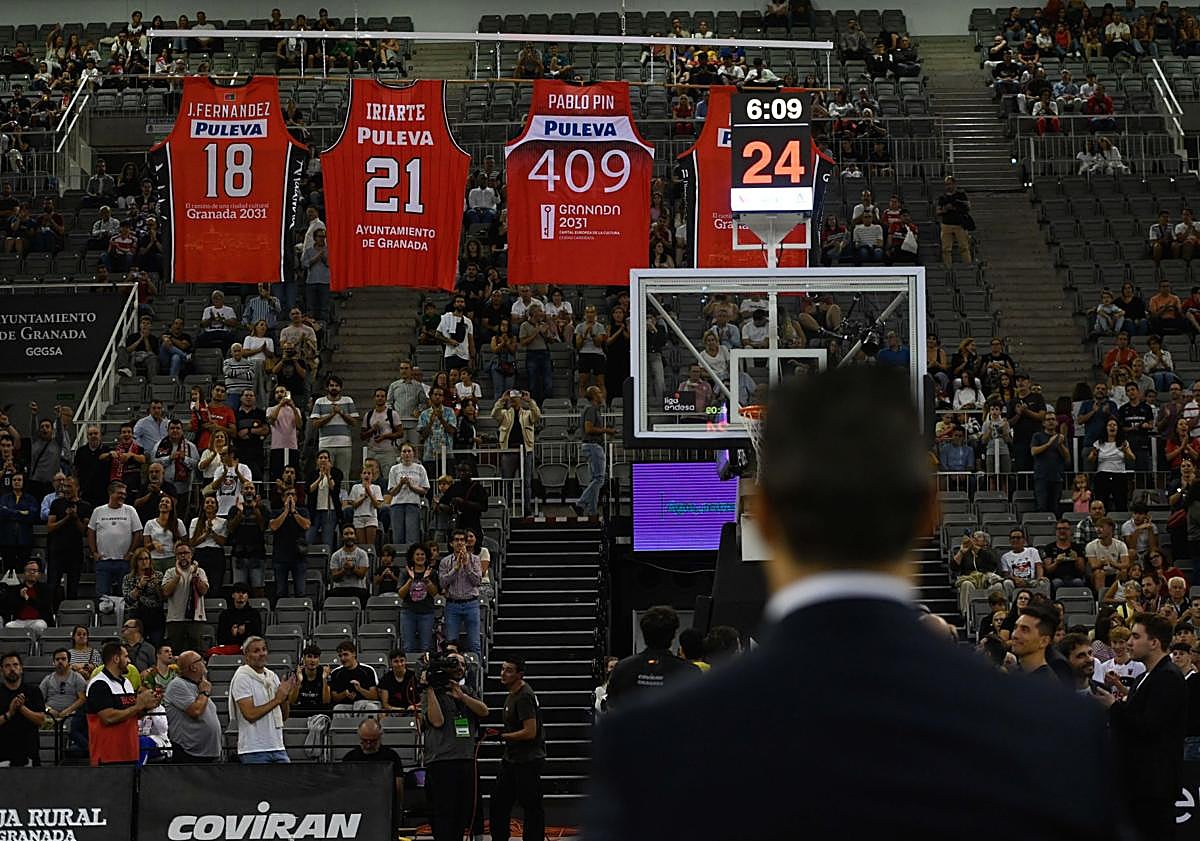 Imagen principal - Pablo Pin y la afición rojinegra, en acción durante el partido. 