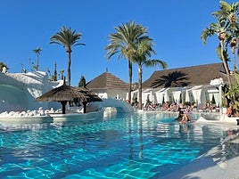 Los turistas extranjeros disfrutan de la piscina del hotel Albayzín del Mar en Almuñécar.