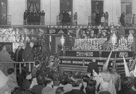 El paso de la Santa Cena en las calles de Granada en 1942