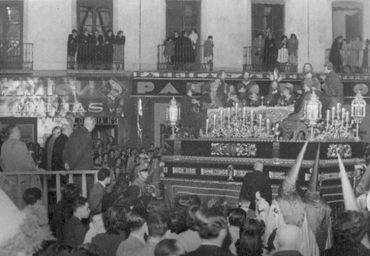 El paso de la Santa Cena en las calles de Granada en 1942