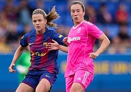 Sonya Keefe e Irene Paredes cuerpean durante uno de sus duelos en el partido.