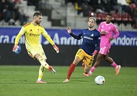 Luca Zidane juega un balón con los pies en Andorra.