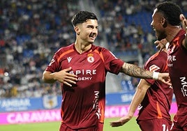 Paco Cortés celebra uno de sus dos goles en Zaragoza.