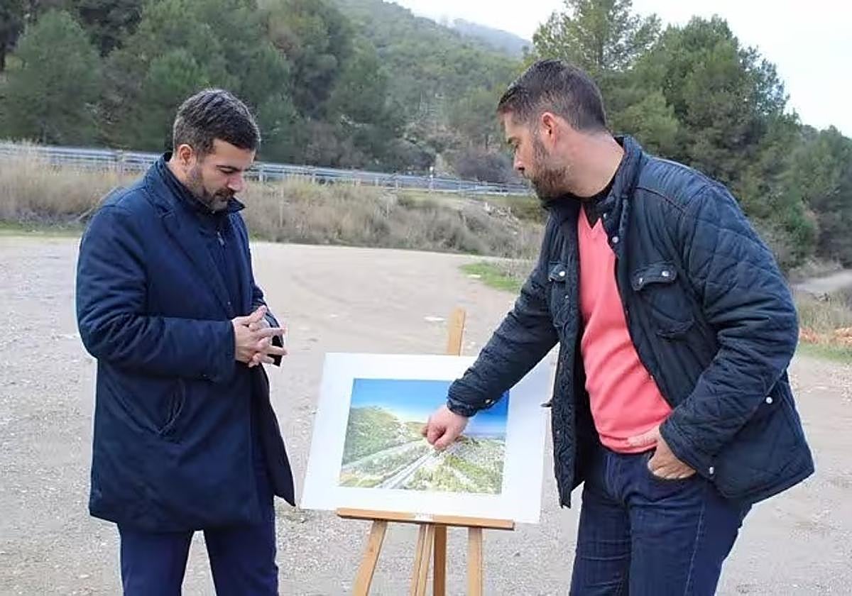 El alcalde saliente de Loja, Joaquín Camacho, a la izquierda en la imagen de archivo, y el hasta ahora concejal de Desarrollo y Empleo, Joaquín Ordóñez