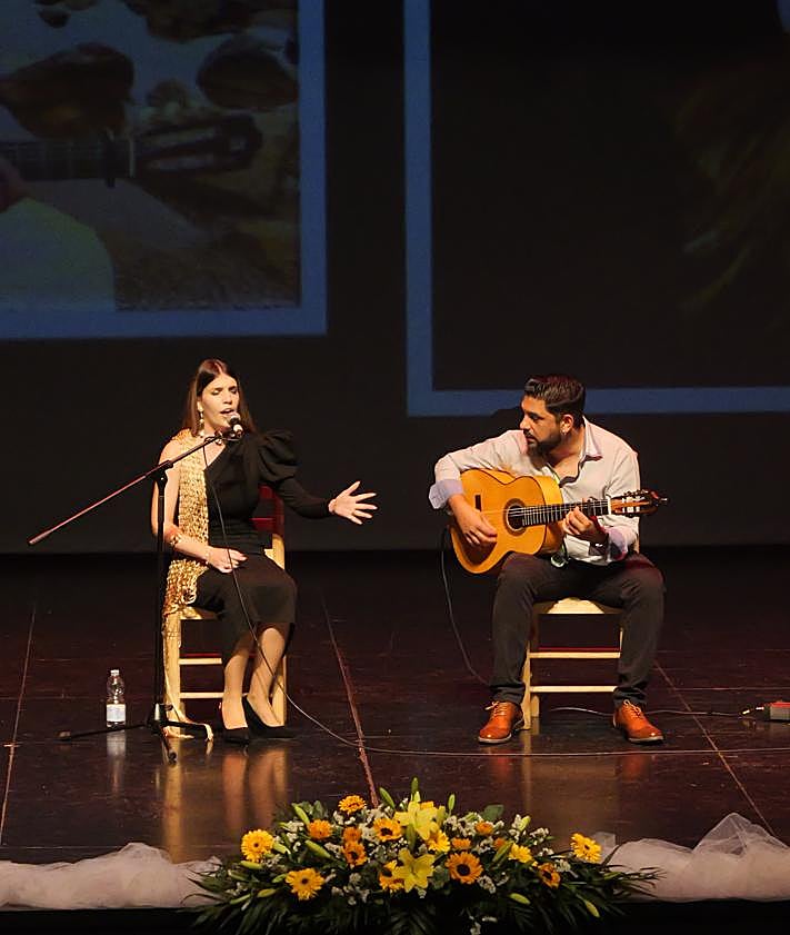 Imagen secundaria 2 - Berja se vuelca con Argar en la V Gala Berjarte a través de un teatro lleno de público, arte y emoción
