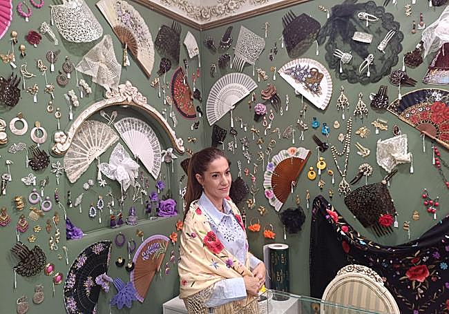 Estefanía posa con mantones