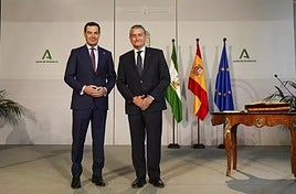 El presidente de la Junta de Andalucía, Juanma Moreno (i) acompañado del consejero de Sanidad, Presidencia y Emergencias, Antonio San.