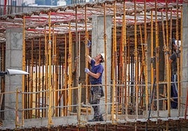 Un trabajador se afana en una obra en una imagen de archivo.