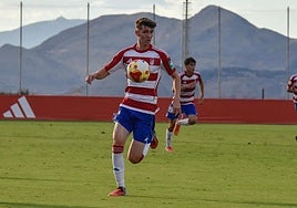 Álvaro Justo, del Recreativo Granada, en un partido en la Ciudad Deportiva.
