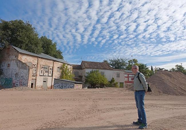 José Luis Hermoso Romero, ante la huerta de la Mariana.