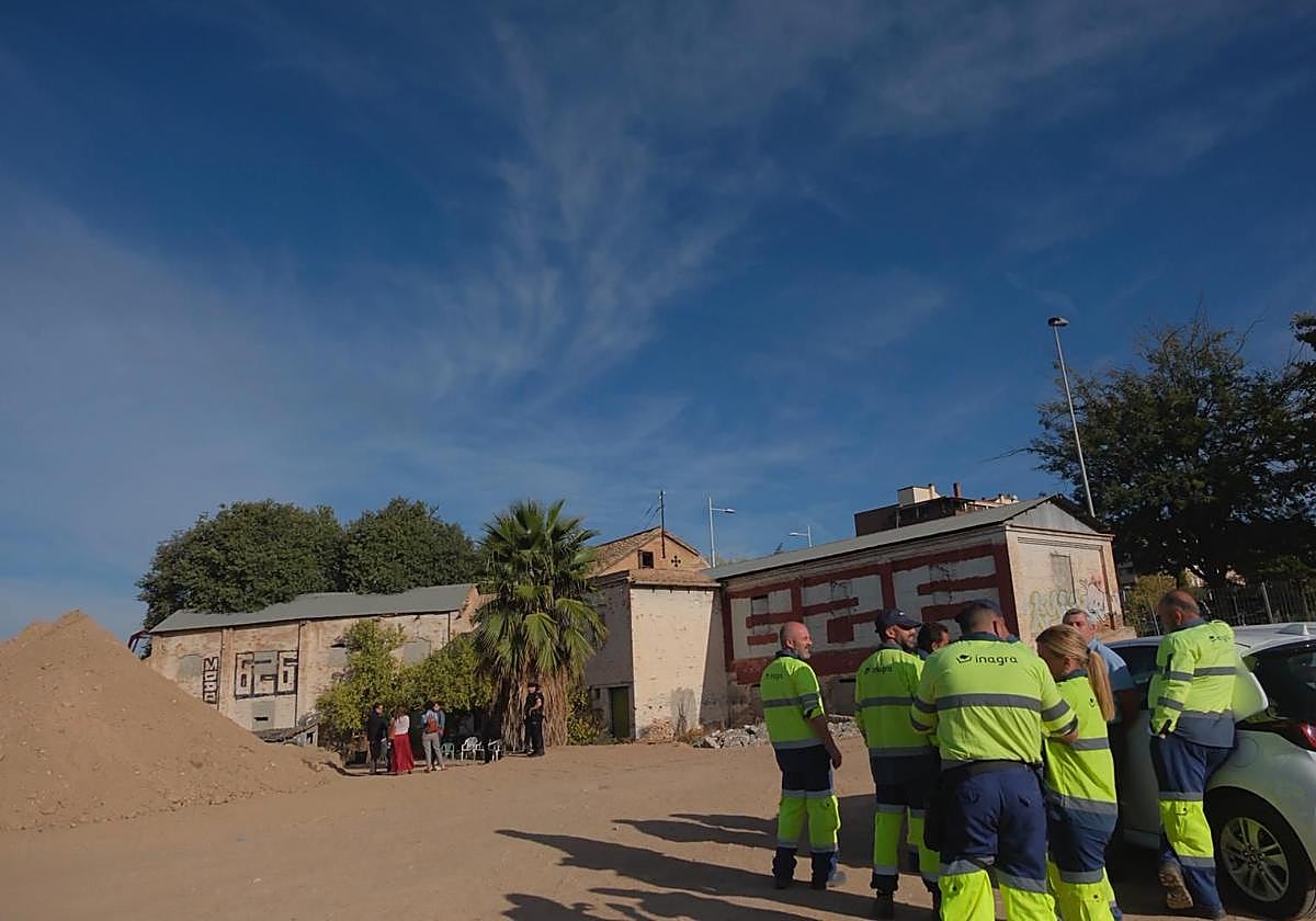 Operarios de Inagra esperan órdenes ante la huerta de la Mariana