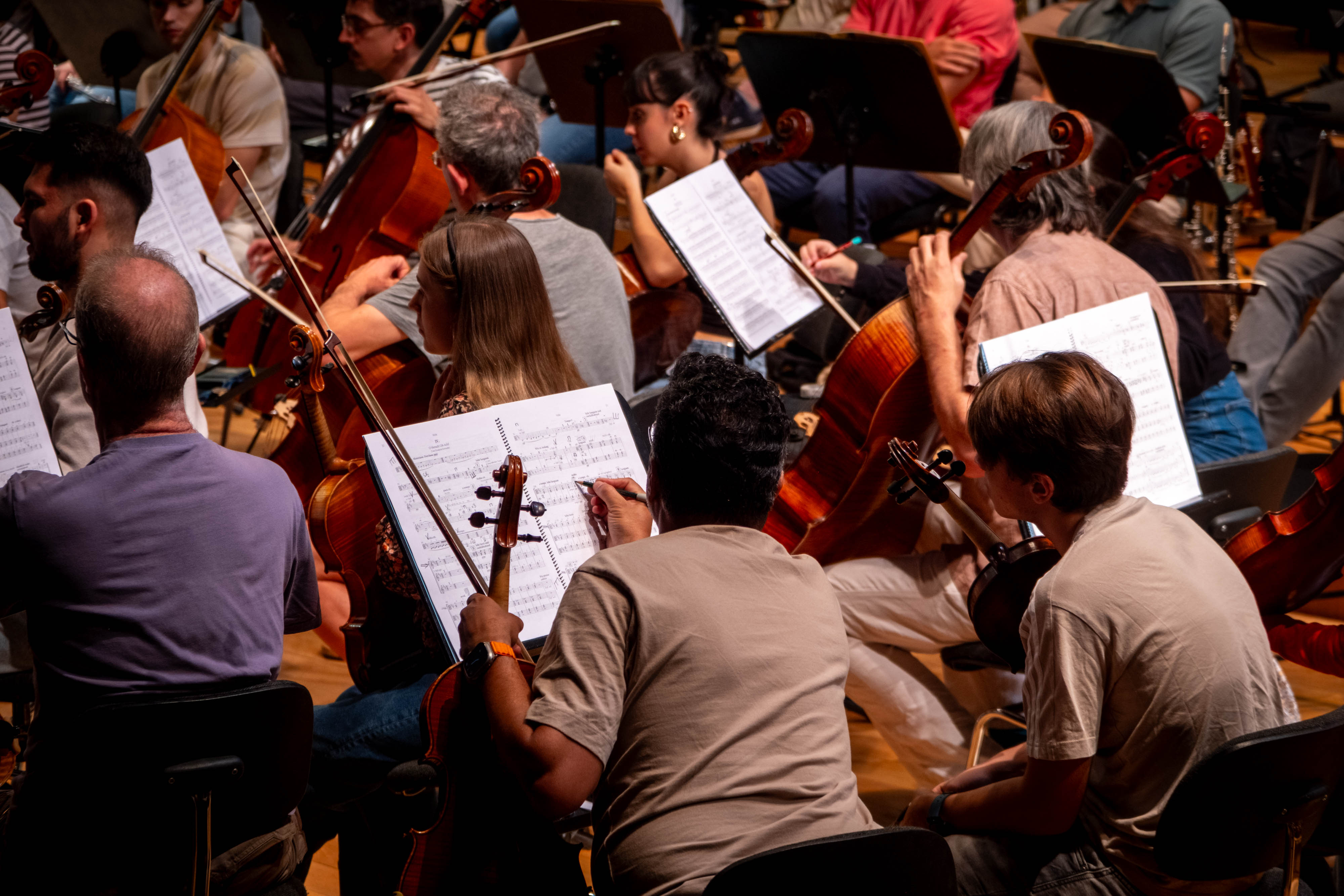 Las indicaciones del director pasan a la partitura. En la foto, el violista Josias Caetano hace una anotación en la suya.