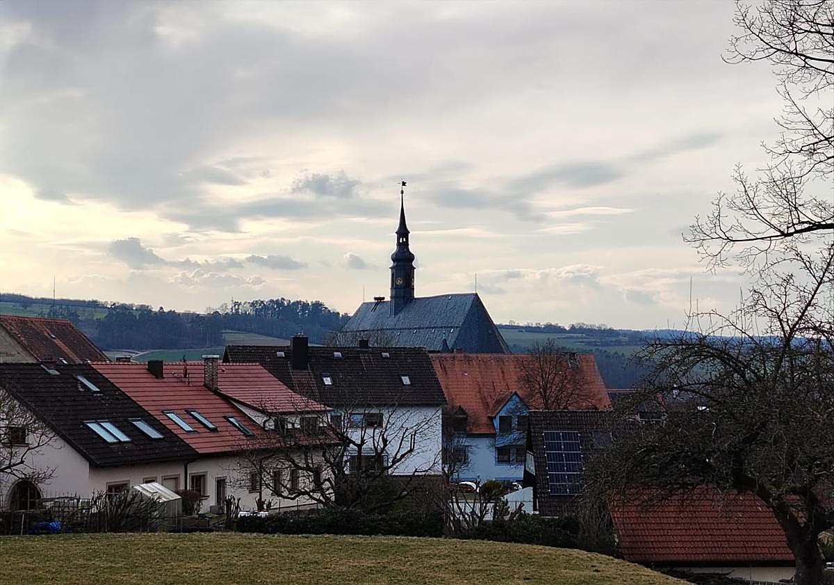 Imagen principal - La historia del granadino que vive en un antiguo monasterio alemán: «Aquí gano el doble y solo pago 300 euros»