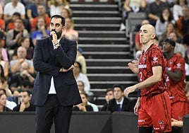 Ramón Díaz (i) y Jonathan Rousselle (2), pensativos ante el Baskonia.