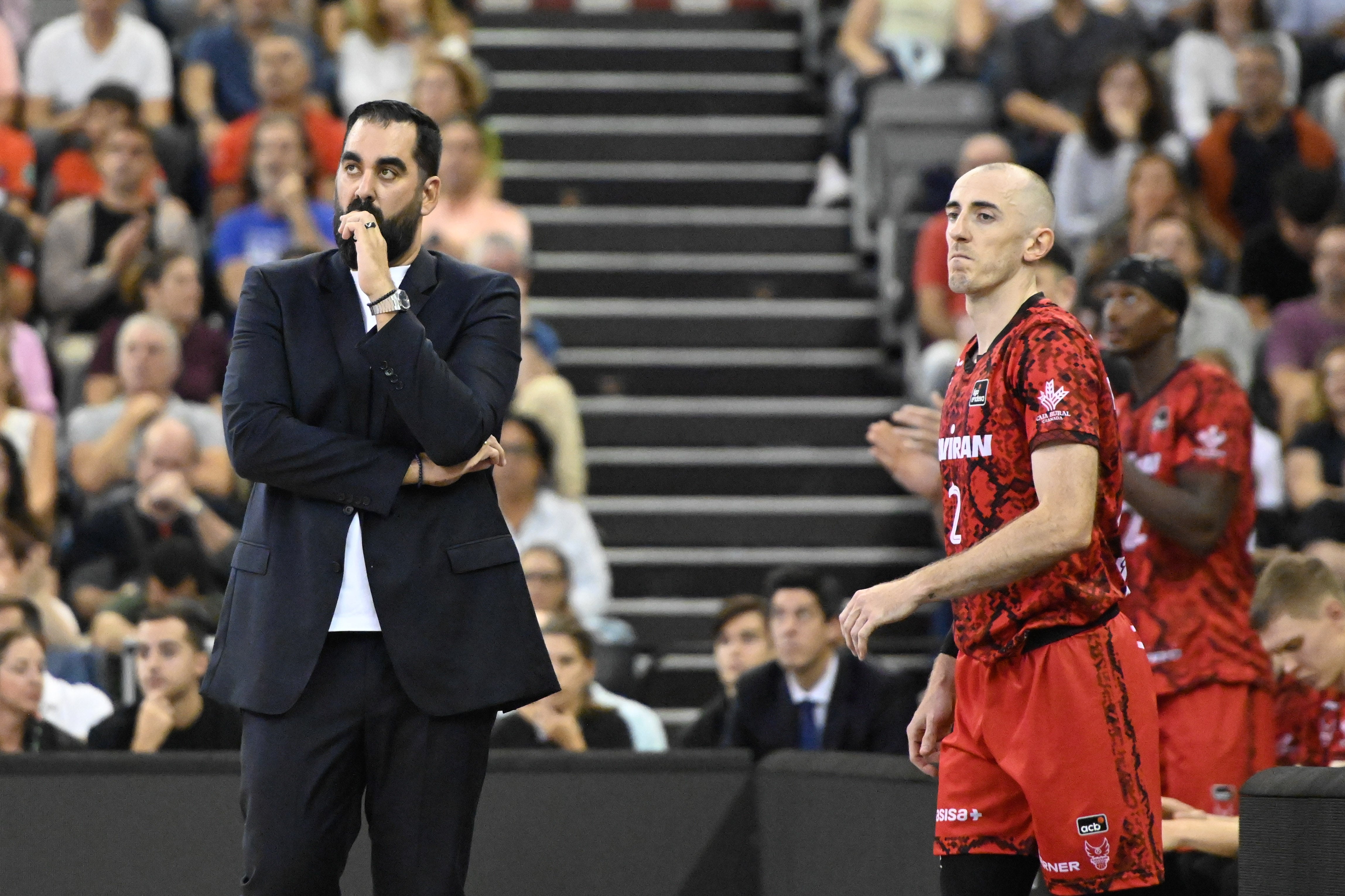 Ramón Díaz (i) y Jonathan Rousselle (2), pensativos ante el Baskonia.