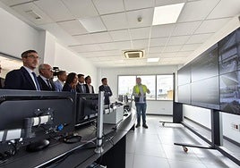 Foto de los representates de la Junta y el Ayuntamiento en la sala de control del tranvía.