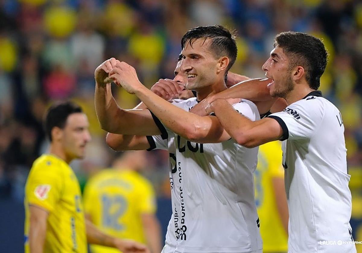 Lizancos, a la derecha, abraza a Grego Sierra.