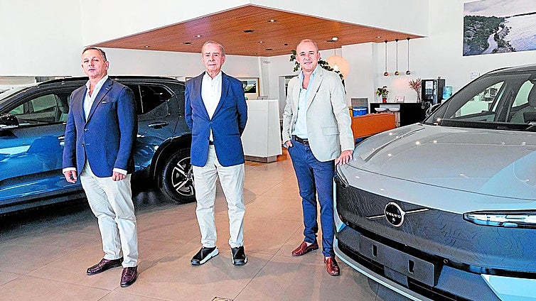 Primera y segunda generación. Carlos Roiz de la Parra junto a sus hijos Carlos y Javier en la empresa.