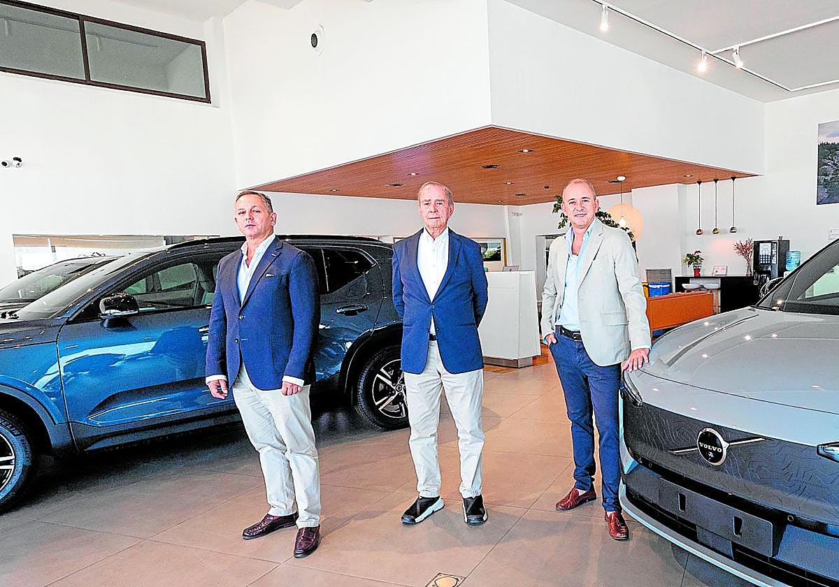 Primera y segunda generación. Carlos Roiz de la Parra junto a sus hijos Carlos y Javier en la empresa.