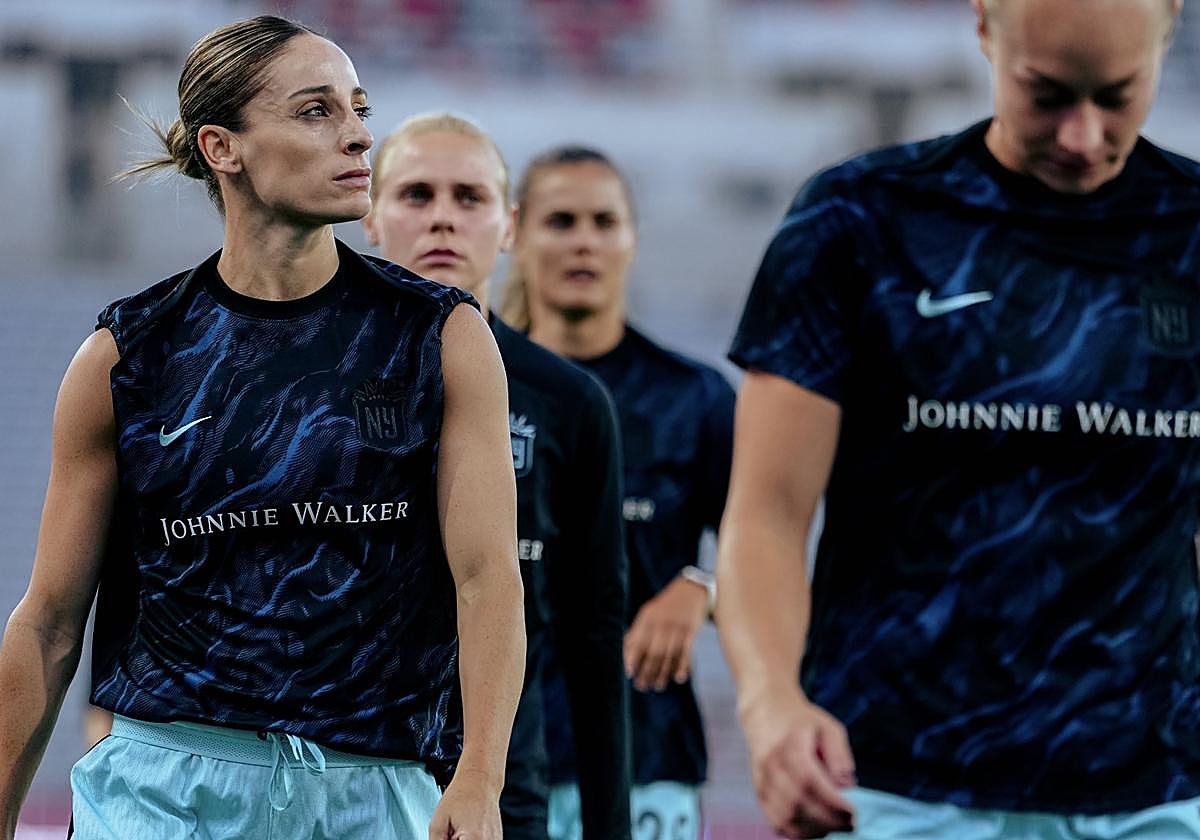 A la izquierda, la granadina Esther González durante un entrenamiento con su club.