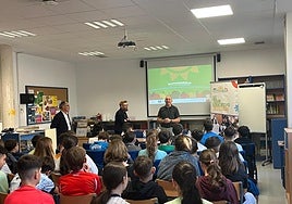 Momento de la actividad 'Es invernadero' desarrollada por Hortiespaña en el IES 'Retamar'.