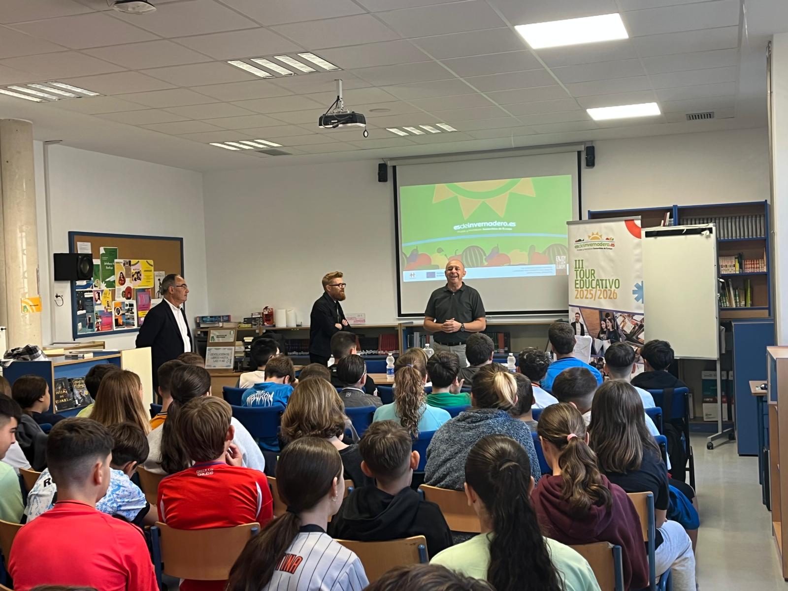 Momento de la actividad 'Es invernadero' desarrollada por Hortiespaña en el IES 'Retamar'.