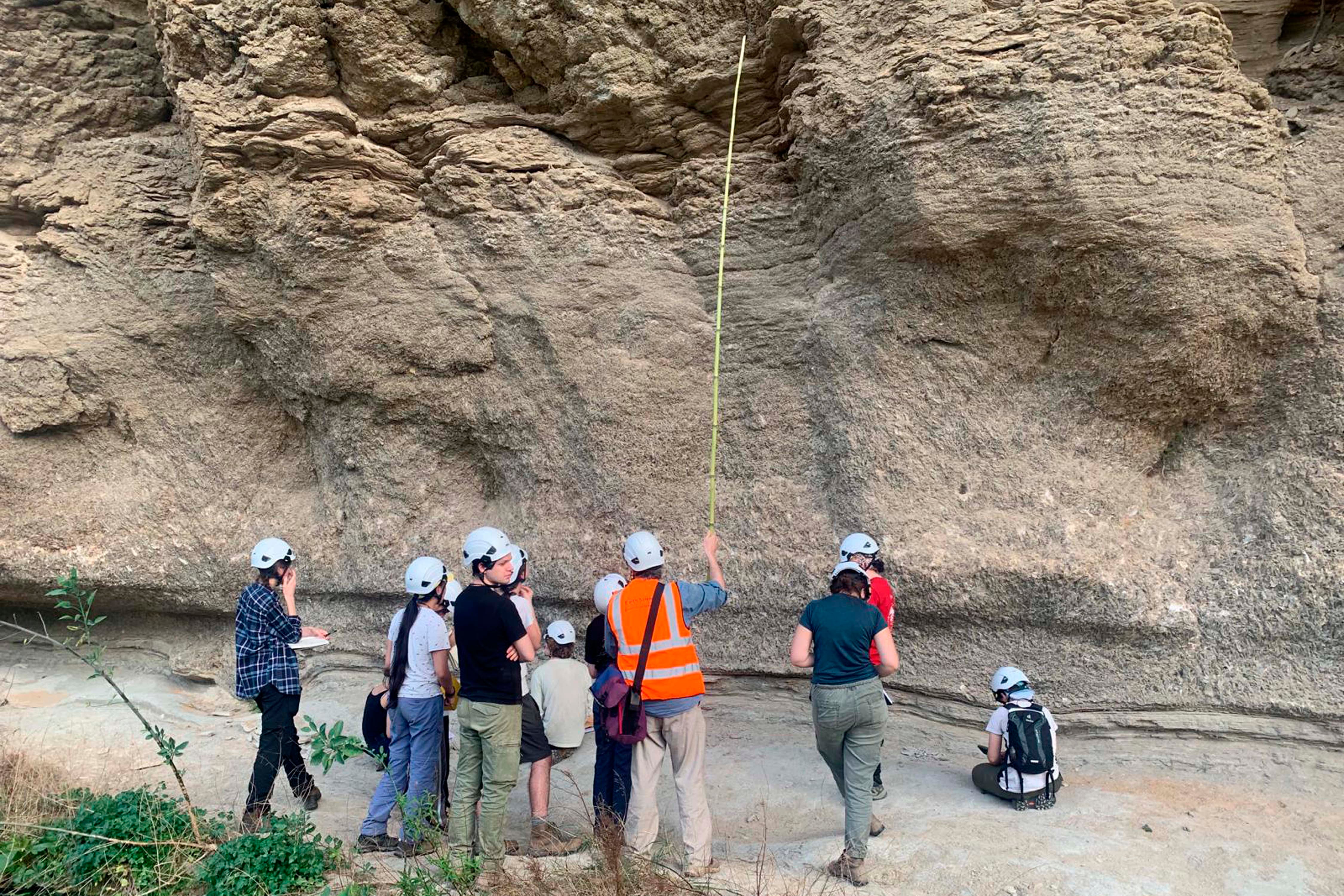 Investigadores, durante una sesión de toma de muestras en un espacio de Sorbas.