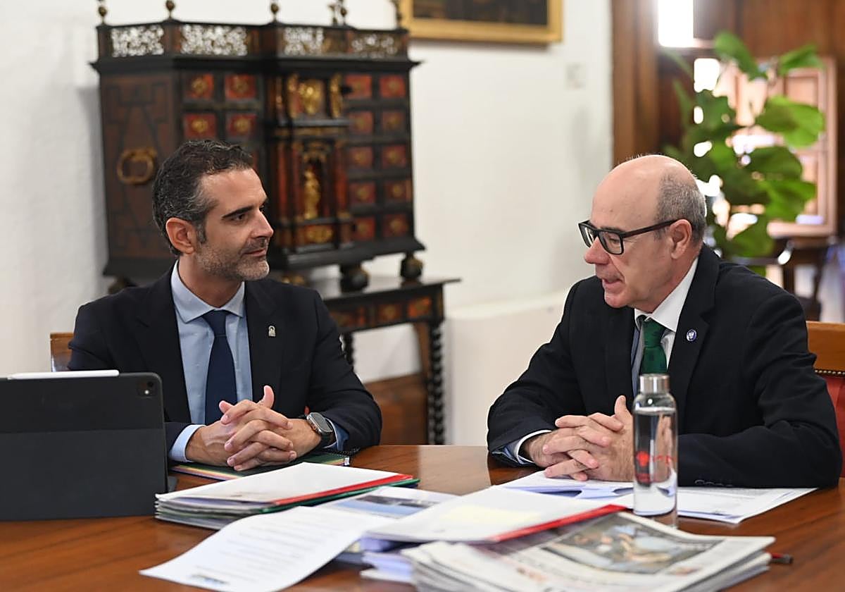El consejero de Agricultura, Pesca, Agua y Desarrollo Rural, Ramón Fernández Pacheco, ha mantenido este lunes un encuentro con el rector de la Universidad de Granada (UGR), Pedro Mercado