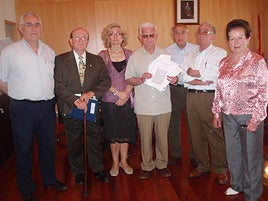 La actual bibliotecaria de Órgiva,María del Carmen Martín la tercera por la izquierda y el antiguo bibliotecario Agustín Martín el sexto por la izquierda