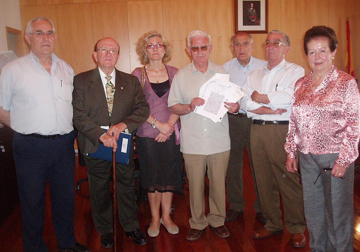 La actual bibliotecaria de Órgiva,María del Carmen Martín la tercera por la izquierda y el antiguo bibliotecario Agustín Martín el sexto por la izquierda