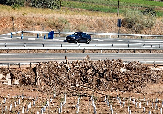 Restos de la inundación de la A-92, a la altura de Trasmulas, el pasado viernes 10 de abril.