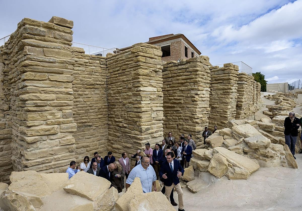 Visita de autoridades al anfiteatro romano de Porcuna.