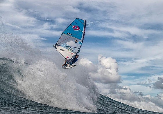 Víctor Fernández, 'domador de olas' en la última prueba en Aloha.