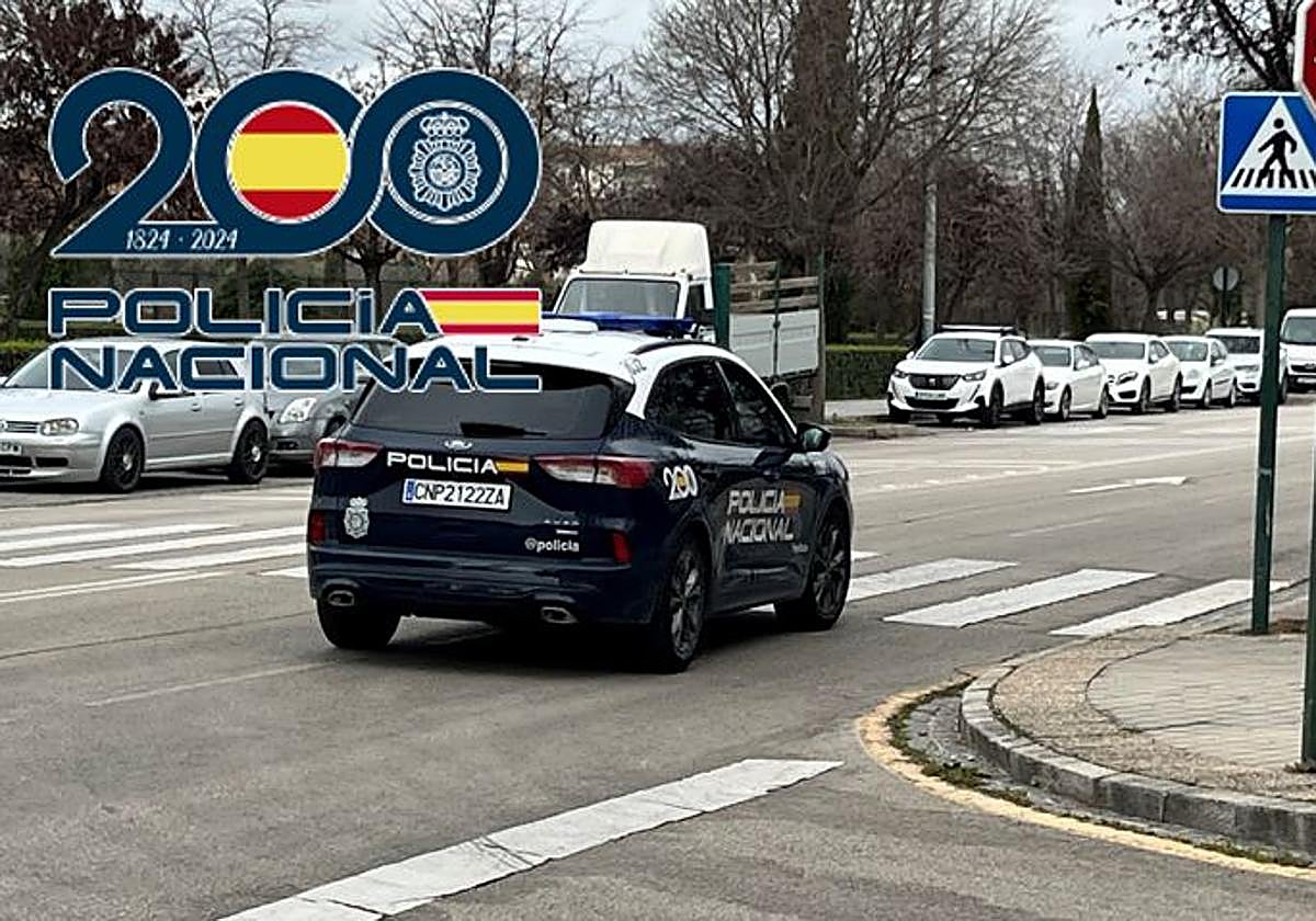 Destroza los retrovisores de nueve coches y lo detienen porque se dejó la cartera en el suelo