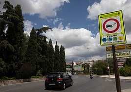 Funcionarios trabajarán por la tarde para desatascar los expedientes de la zona de bajas emisiones de Granada