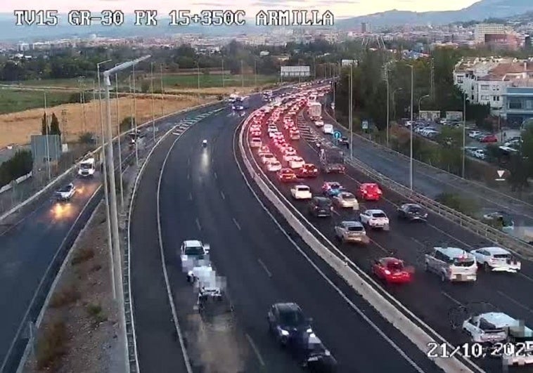 Un accidente provoca importantes retenciones en la circunvalación de Granada