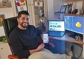 Cristian, creador de La Nube Granada, muestra la aplicación en su teléfono.