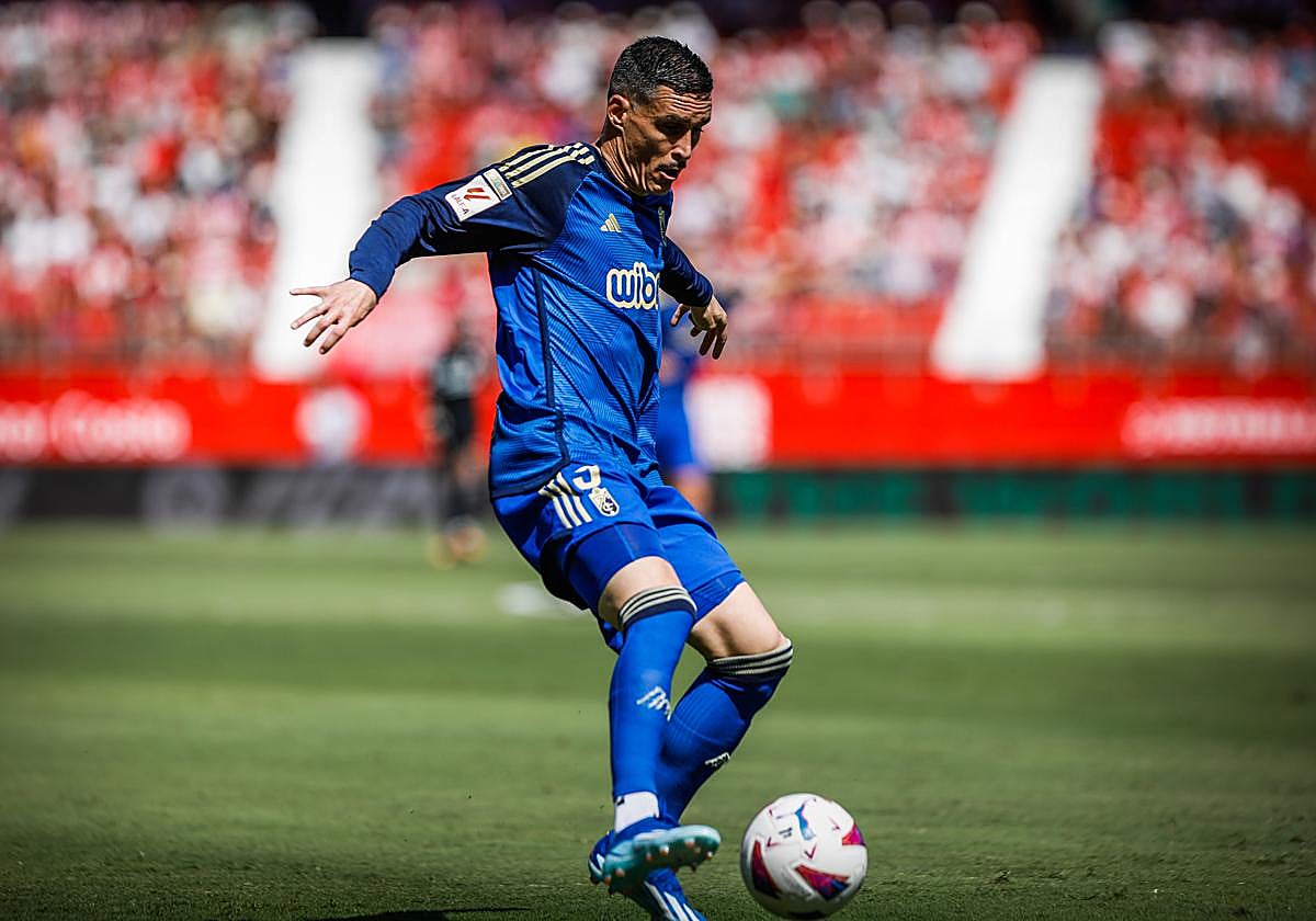 El nazarí José Callejón controla el balón en un partido contra el Almería.