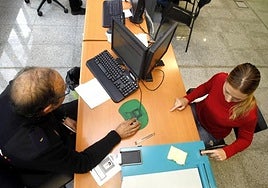 Una ciudadana renueva su DNI en una oficina dePolicía Nacional.