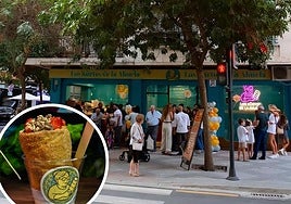 Clientes esperando en la puerta de Los Kürtos de la Abuela el día de su inauguración.