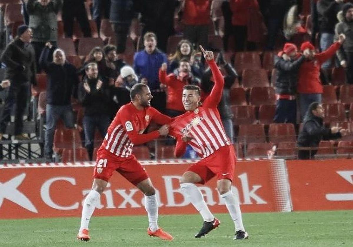 Morcillo celebra un gol con Rubén Alcaraz en el Almería.