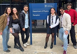 Lucía, en el medio, acompañada de sus amigos de Granada tras defender su tesis doctoral en computación cuántica en la Universidad de Oxford.